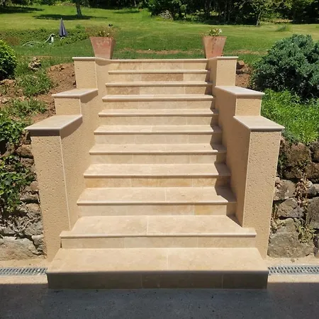 La Cayrouse Piscine Tennis Boulodrome * Le Bouyssou