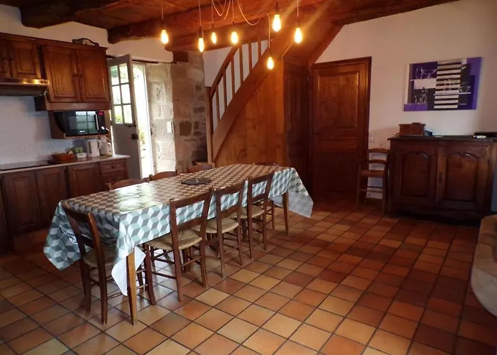 La Cayrouse Piscine Tennis Boulodrome * Le Bouyssou