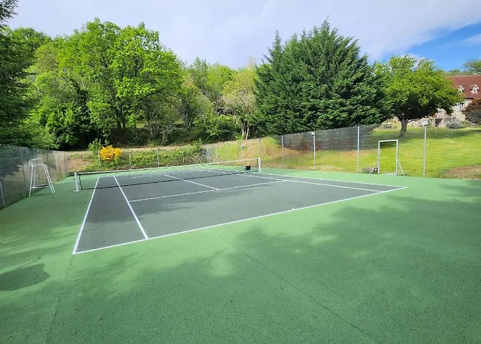 La Cayrouse Piscine Tennis Boulodrome * Le Bouyssou