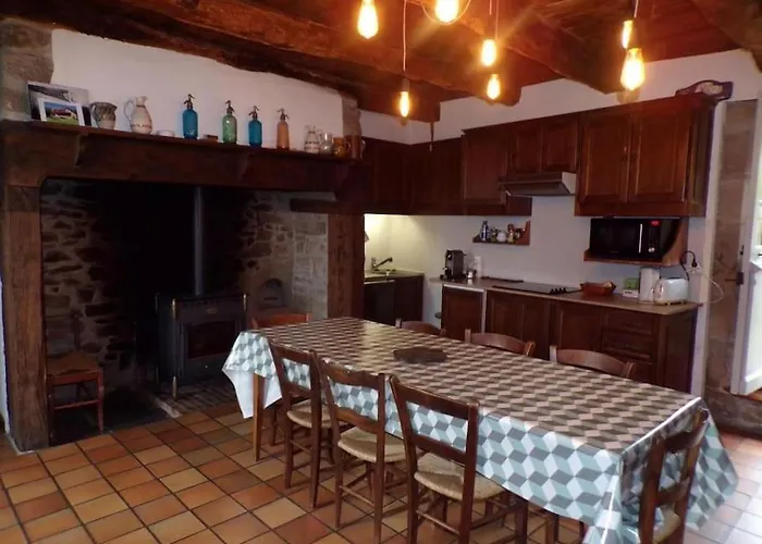 La Cayrouse Piscine Tennis Boulodrome * Le Bouyssou